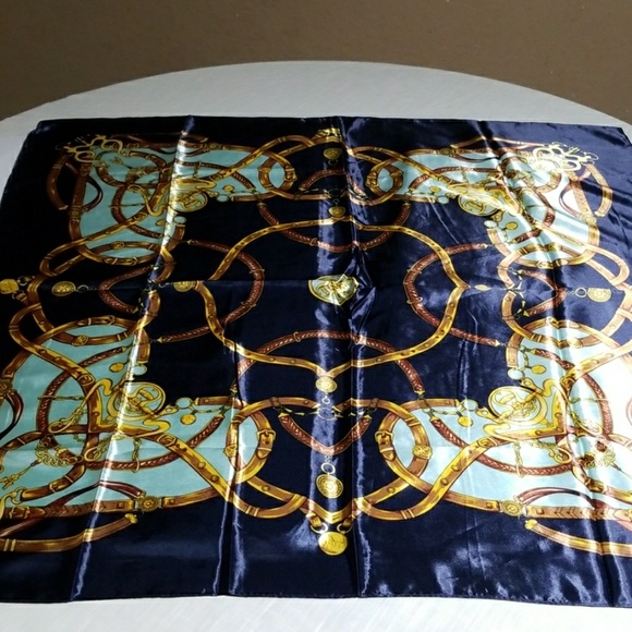 Beautiful silk Scarf - Picture 2 of 7